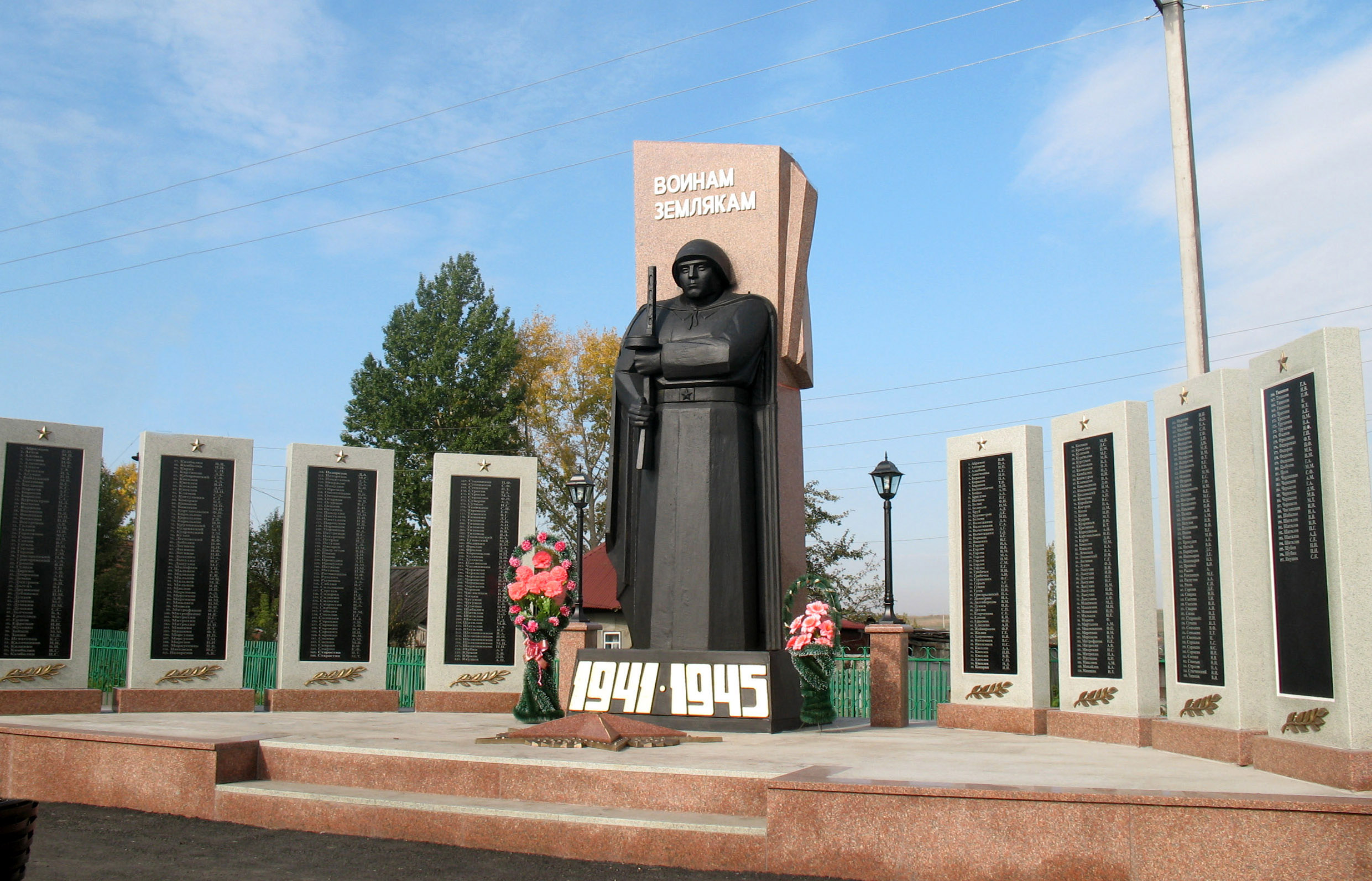 Мемориальный комплекс в с. Терентьевском : фото О. Боронихиной, 2015 год.